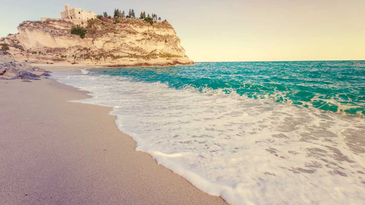 Itinerario romantico al tramonto tra Tropea e Stromboli