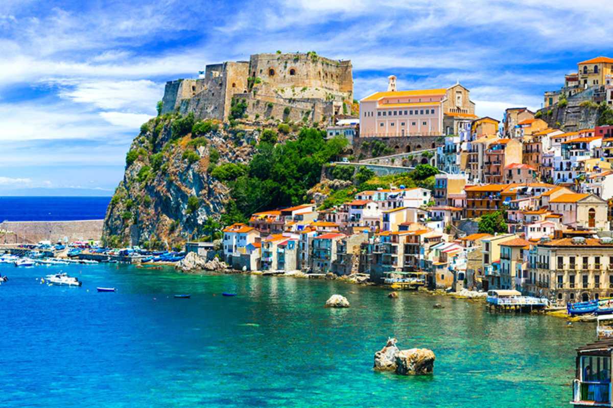 Vista panoramica sul centro storico di Tropea con il mare turchese sullo sfondo, atmosfera accogliente e vacanziera