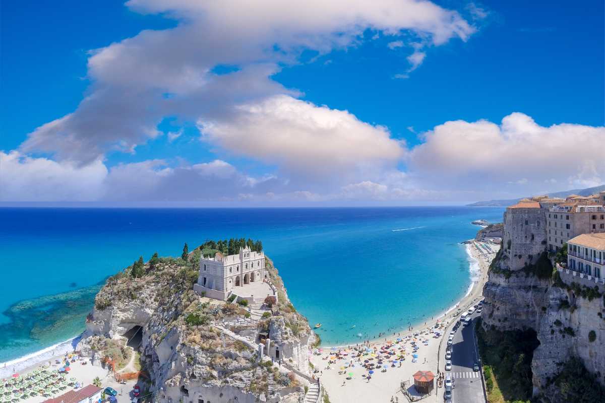Sentiero panoramico che parte da Tropea, vista sulla scogliera e sul mare turchese con vegetazione mediterranea